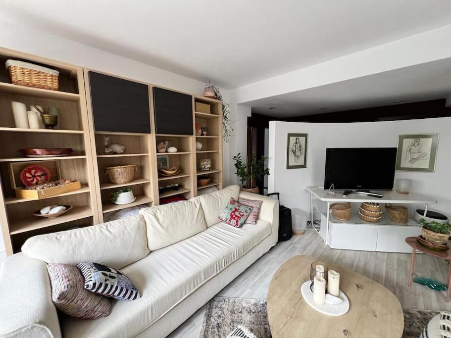 Kazanlak Large Guest House Apartment Near The Center With Full Kitchen & Dining Room, King Beds, Garden Patio, Free Parking & Self Check-In Kültér fotó