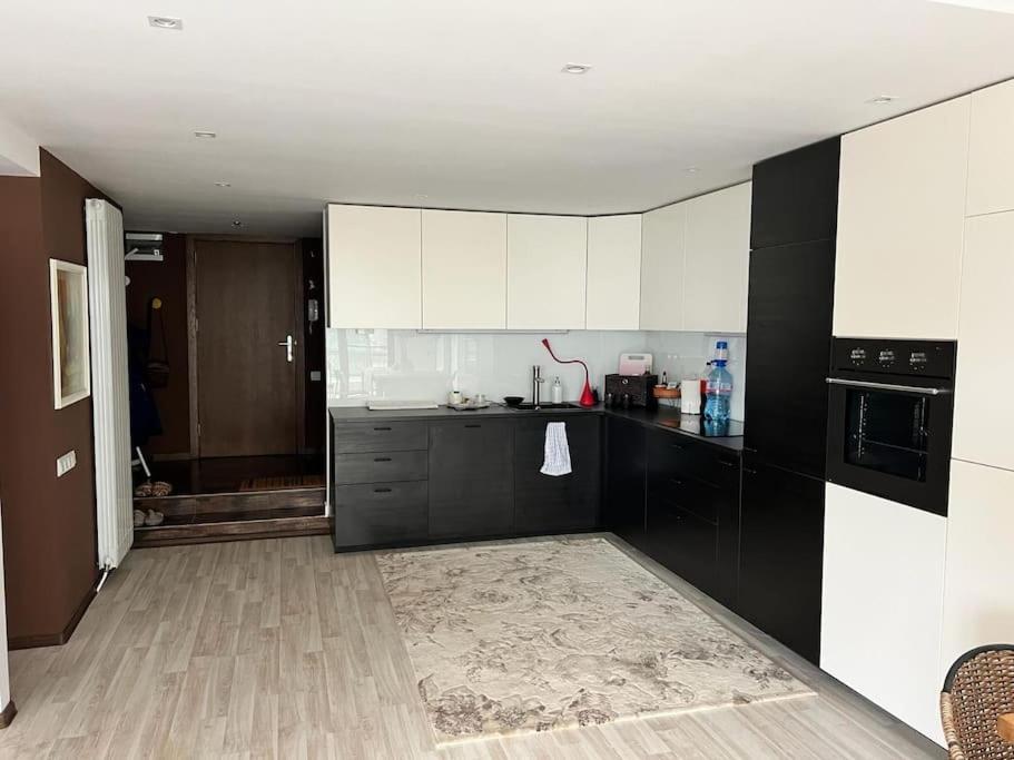 Kazanlak Large Guest House Apartment Near The Center With Full Kitchen & Dining Room, King Beds, Garden Patio, Free Parking & Self Check-In Kültér fotó