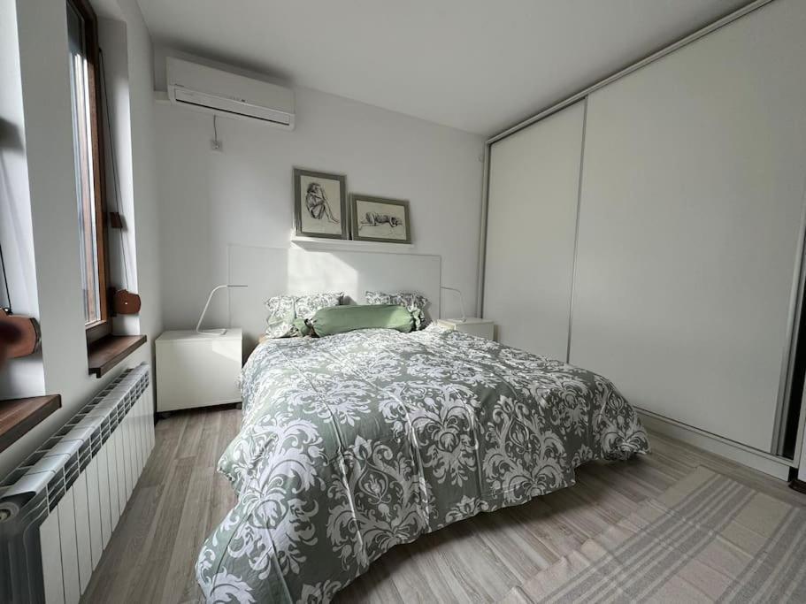 Kazanlak Large Guest House Apartment Near The Center With Full Kitchen & Dining Room, King Beds, Garden Patio, Free Parking & Self Check-In Kültér fotó