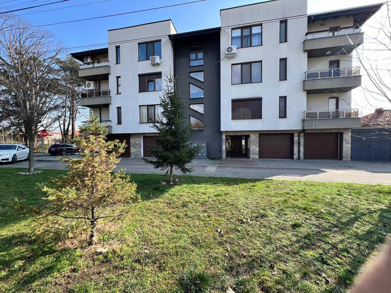 Kazanlak Large Guest House Apartment Near The Center With Full Kitchen & Dining Room, King Beds, Garden Patio, Free Parking & Self Check-In Kültér fotó