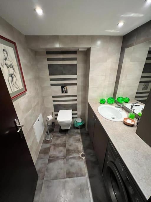 Kazanlak Large Guest House Apartment Near The Center With Full Kitchen & Dining Room, King Beds, Garden Patio, Free Parking & Self Check-In Kültér fotó