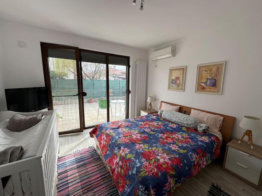 Kazanlak Large Guest House Apartment Near The Center With Full Kitchen & Dining Room, King Beds, Garden Patio, Free Parking & Self Check-In Kültér fotó