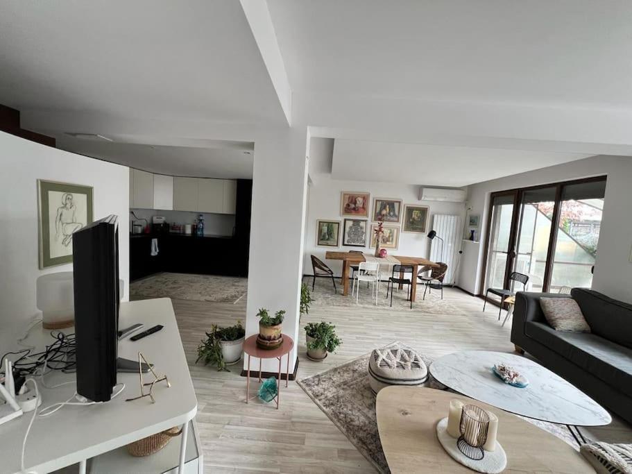 Kazanlak Large Guest House Apartment Near The Center With Full Kitchen & Dining Room, King Beds, Garden Patio, Free Parking & Self Check-In Kültér fotó