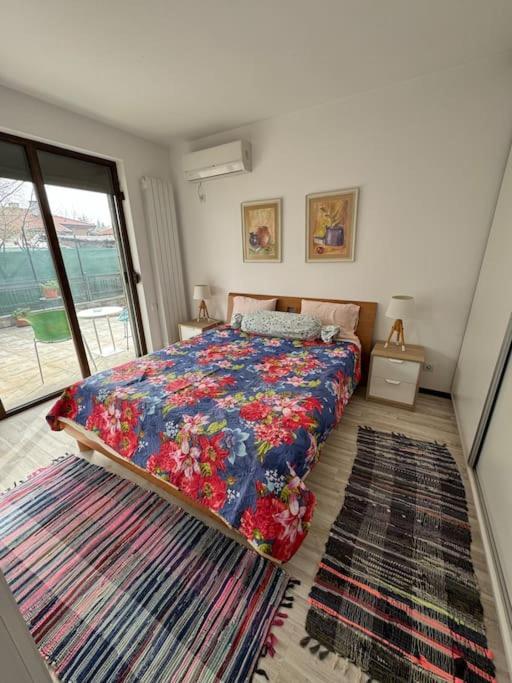 Kazanlak Large Guest House Apartment Near The Center With Full Kitchen & Dining Room, King Beds, Garden Patio, Free Parking & Self Check-In Kültér fotó