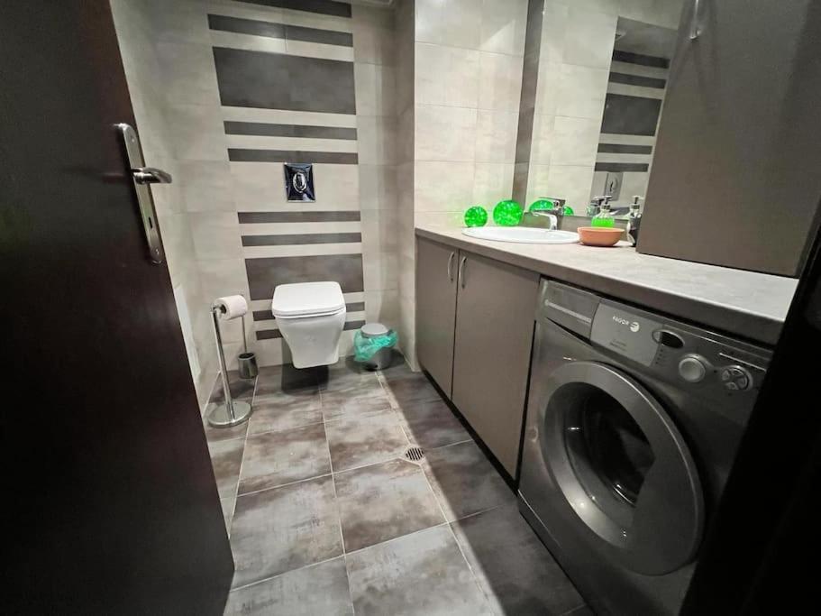 Kazanlak Large Guest House Apartment Near The Center With Full Kitchen & Dining Room, King Beds, Garden Patio, Free Parking & Self Check-In Kültér fotó