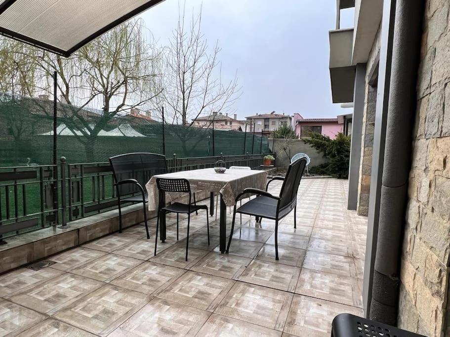 Kazanlak Large Guest House Apartment Near The Center With Full Kitchen & Dining Room, King Beds, Garden Patio, Free Parking & Self Check-In Kültér fotó
