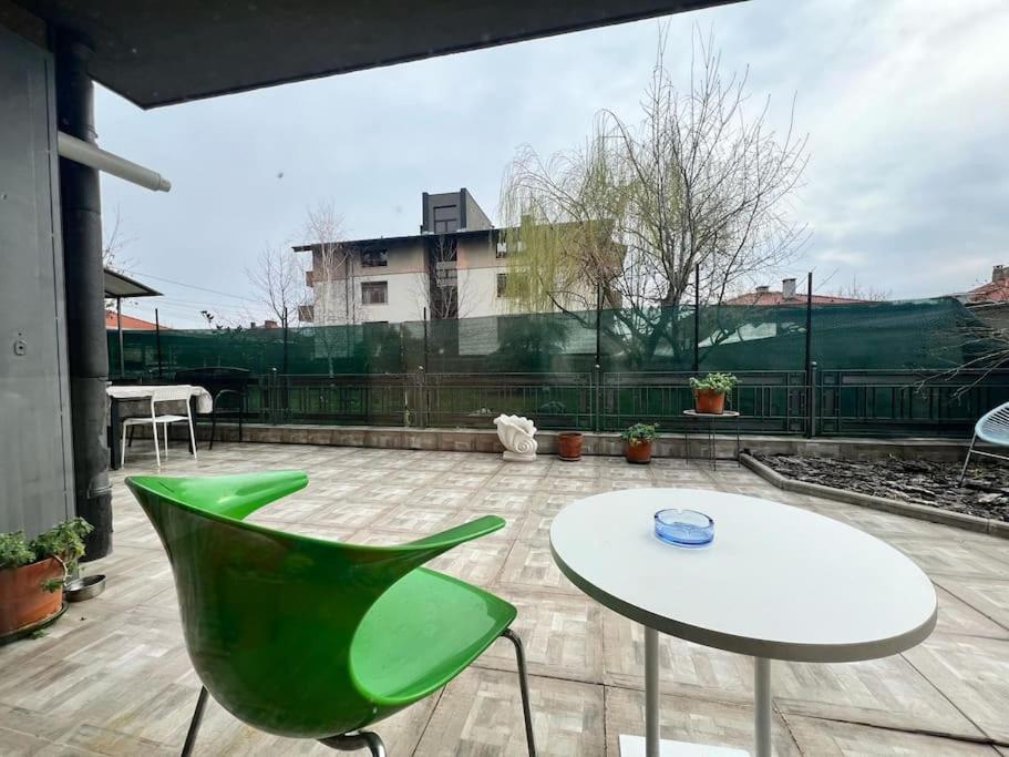 Kazanlak Large Guest House Apartment Near The Center With Full Kitchen & Dining Room, King Beds, Garden Patio, Free Parking & Self Check-In Kültér fotó
