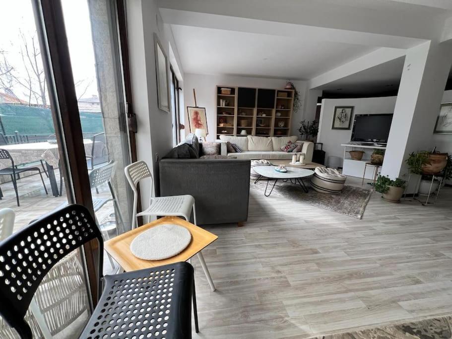 Kazanlak Large Guest House Apartment Near The Center With Full Kitchen & Dining Room, King Beds, Garden Patio, Free Parking & Self Check-In Kültér fotó