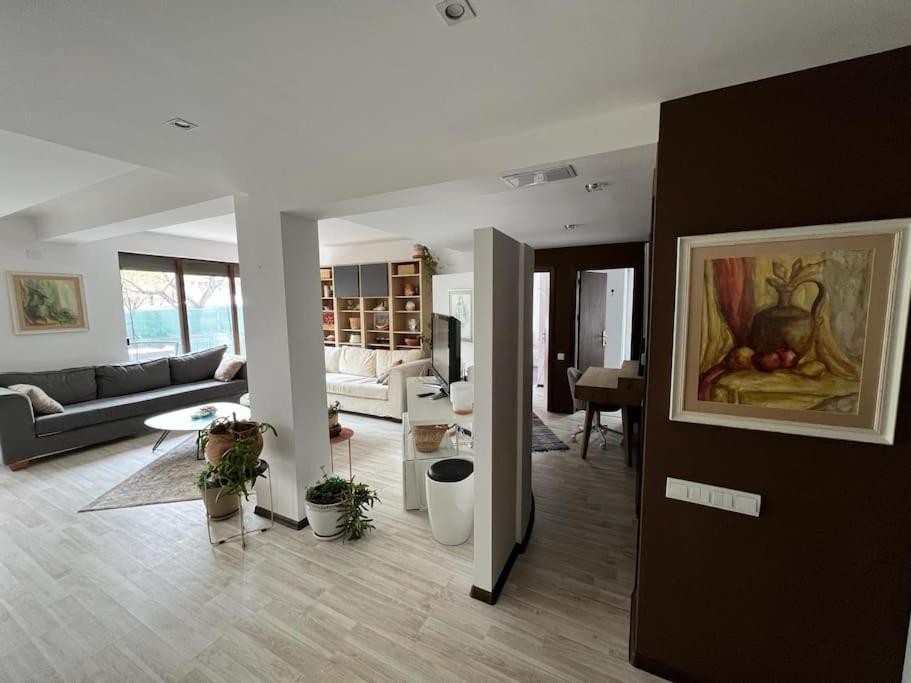 Kazanlak Large Guest House Apartment Near The Center With Full Kitchen & Dining Room, King Beds, Garden Patio, Free Parking & Self Check-In Kültér fotó